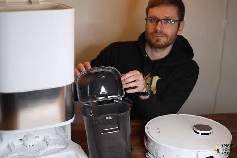 Die Isolierung des Schmutzwassertanks des Dreame L10s Ultra ist in der Nahaufnahme zu sehen